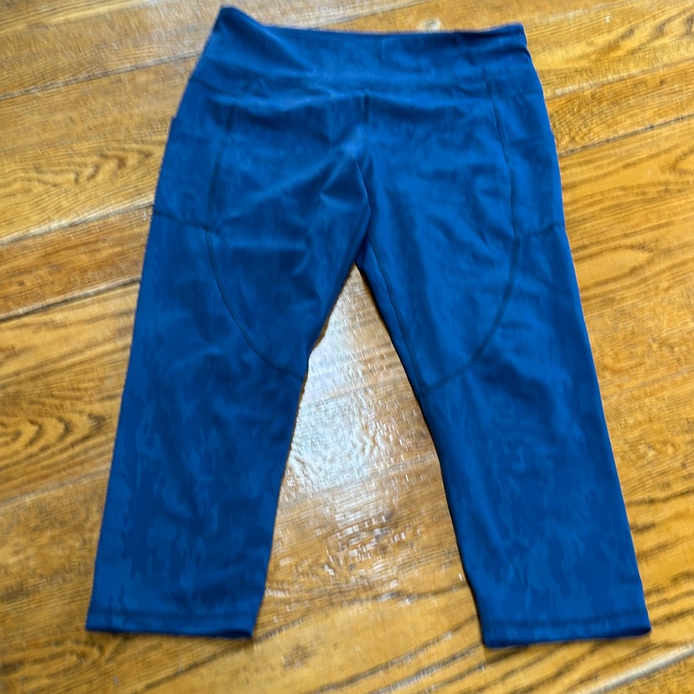 Zyia Active light n’ tight capri length workout leggings. Blue camo,Size 14-16.